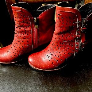 L’ ARTISTE Red Bootie size 38 with leather detailed